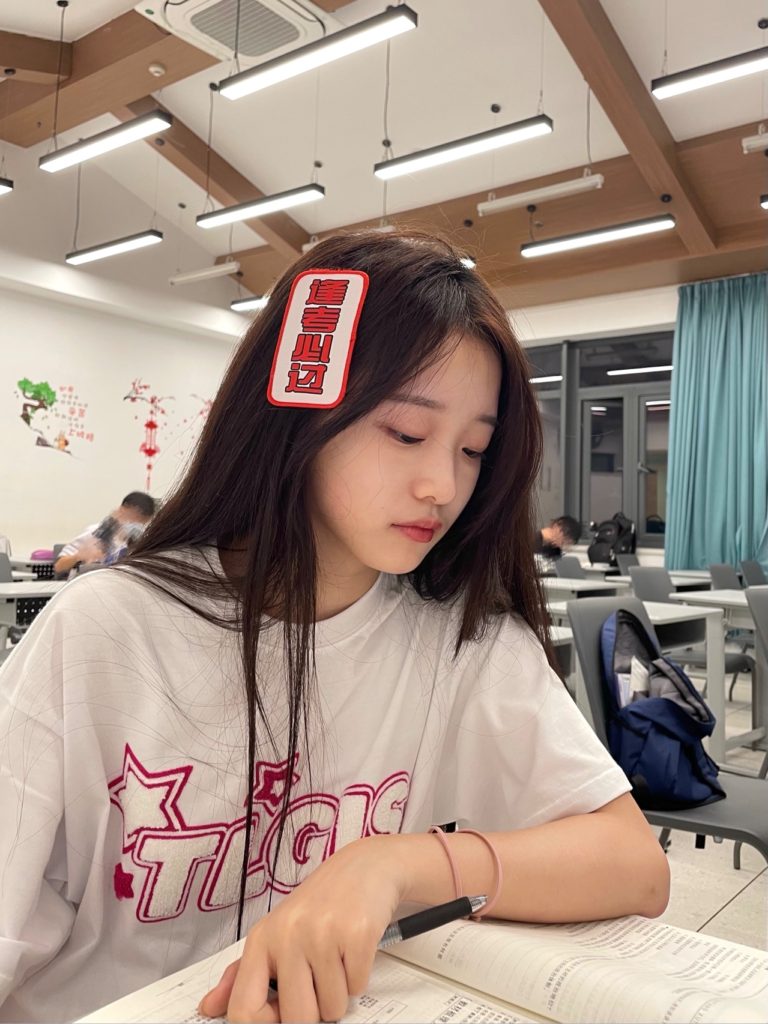 园区高端初次下海的小妹妹18岁